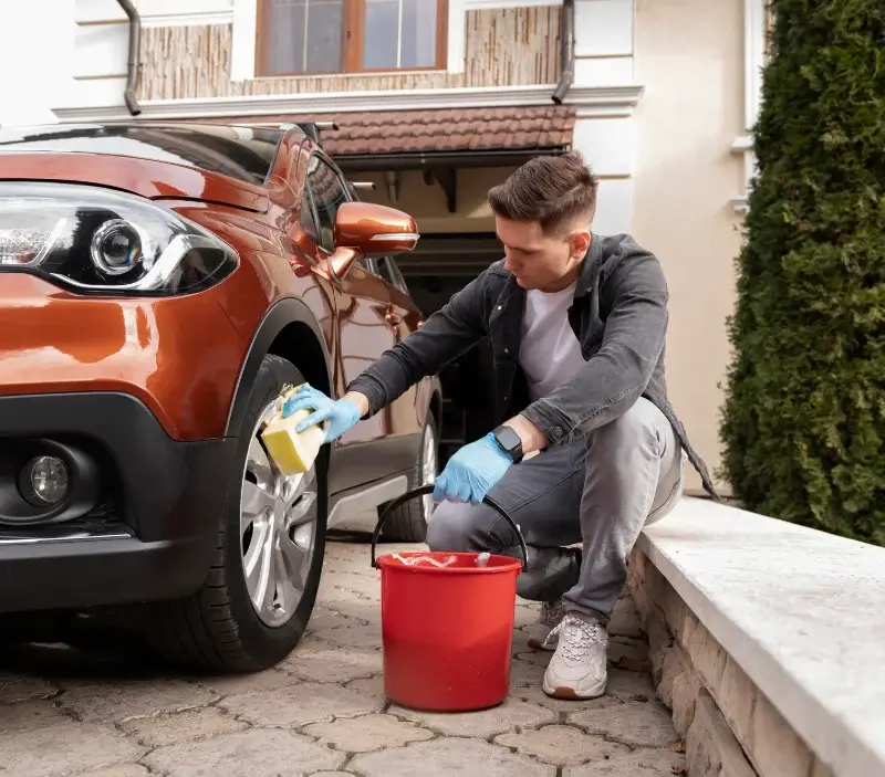 Lavage auto à domicile Saint-Julien-l'Ars : professionnel intervenant sur un véhicule